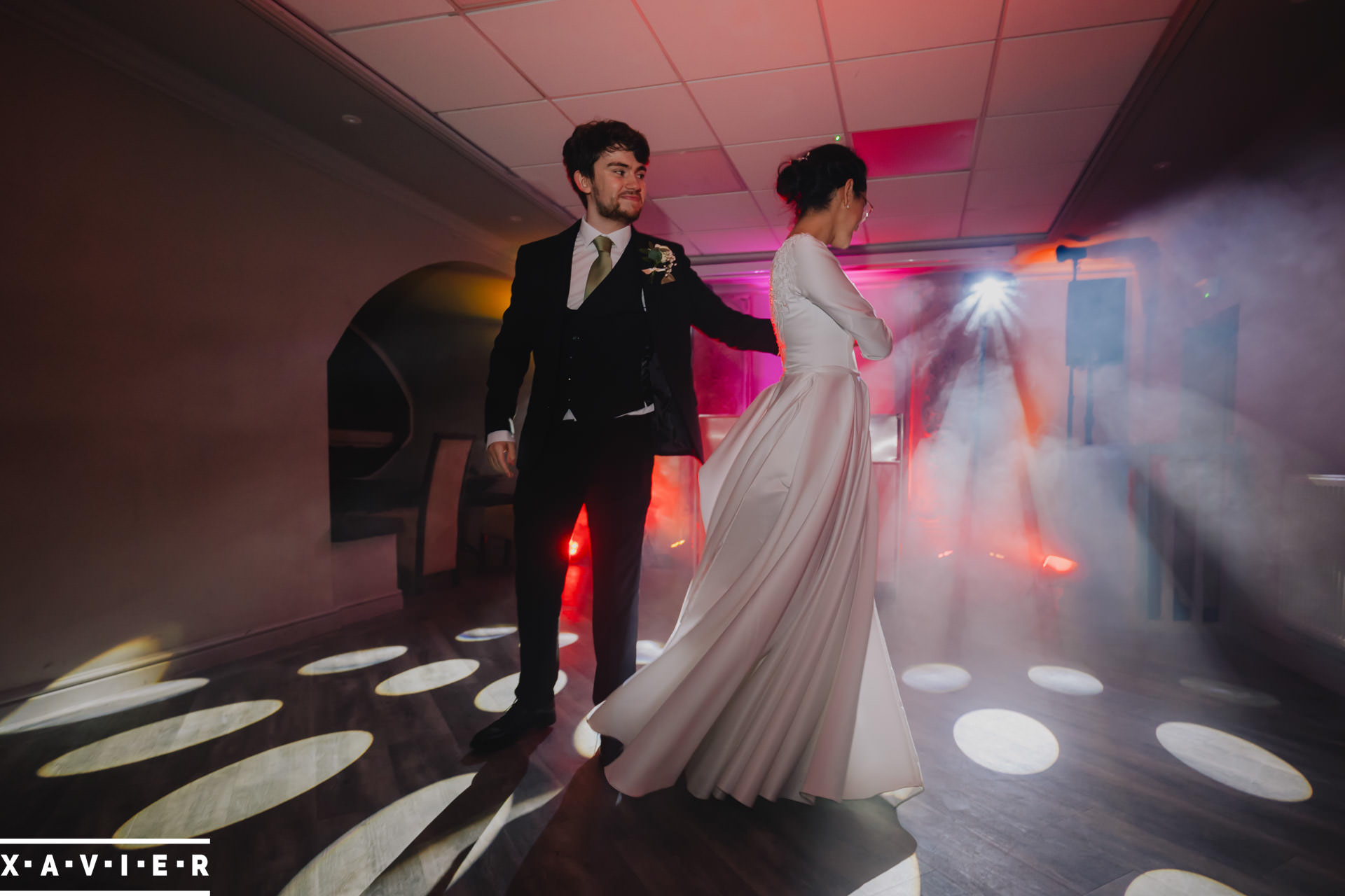 bride groom begin first dance