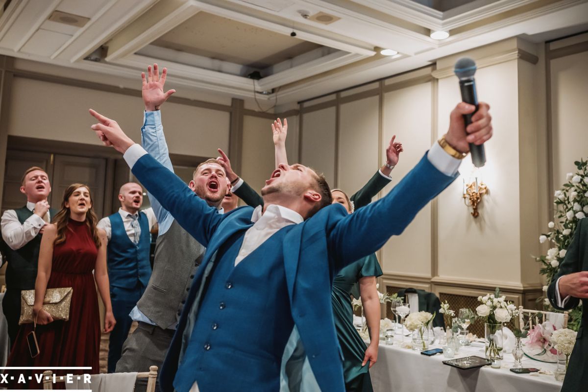 wedding-singer-celebrates-guests-sing-off